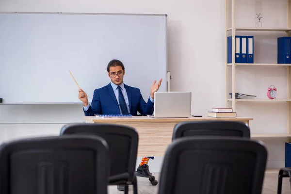 Jonge mannelijke business trainer op kantoor tijdens pandemie — Stockfoto