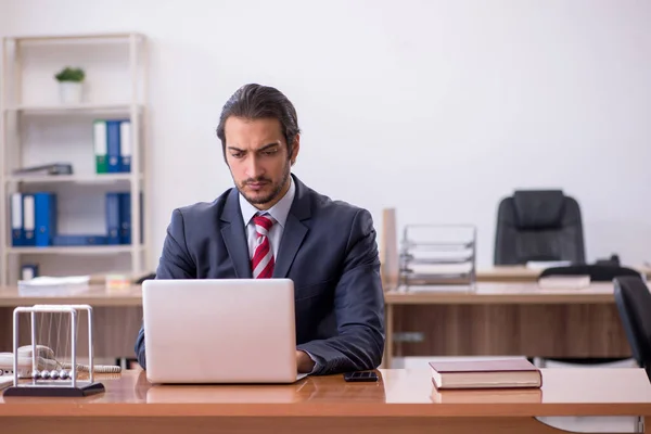 Молодой человек, бизнесмен, сидящий в офисе — стоковое фото