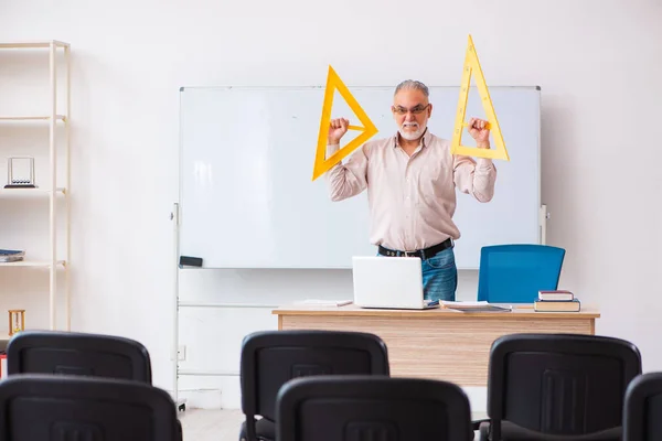 Alte männliche Geometrie-Lehrerin im Klassenzimmer in Pandemie-Konzept — Stockfoto