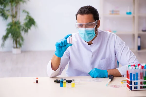 Jonge mannelijke chemicus werkzaam in het lab — Stockfoto