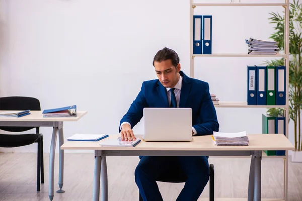 Jeune employé masculin travaillant au bureau — Photo