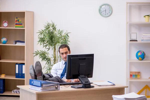 사무실에 앉아 있는 젊은 남성 고용인 — 스톡 사진