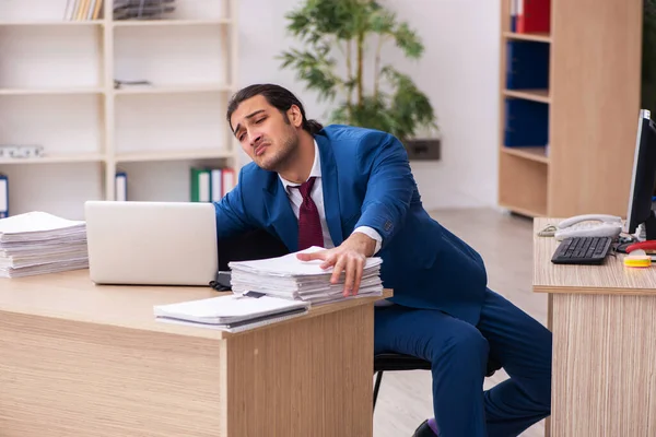 Jeune employé masculin dans le concept multitâche — Photo