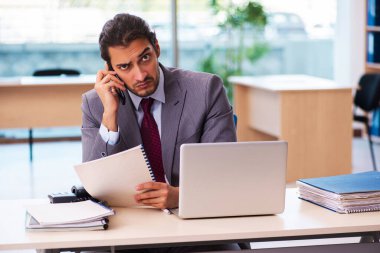 Ofiste çalışan genç bir erkek.