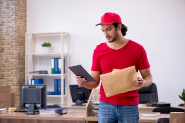 Genç erkek kurye ofise posta getiriyor.