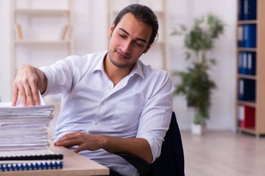 Genç işadamı ofisteki aşırı işten memnun değil.