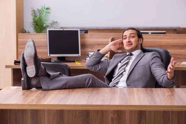 Empleado joven de negocios sentado en la oficina — Foto de Stock