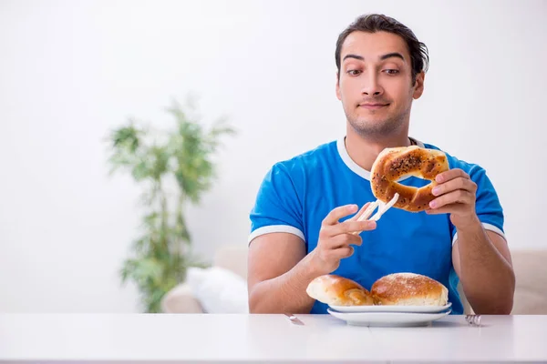 Joven hombre hambriento en concepto de dieta — Foto de Stock