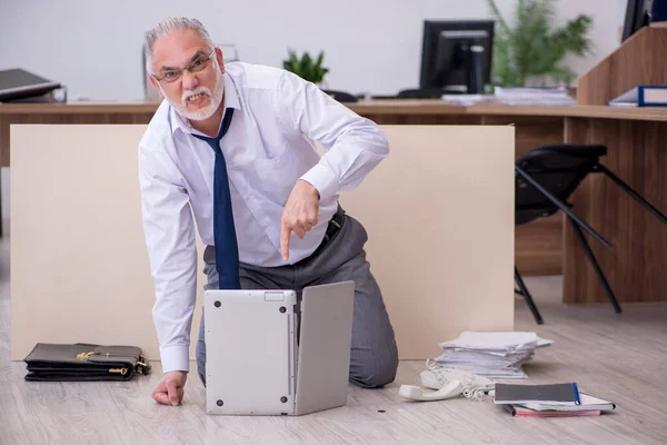 Старый бизнесмен в концепции банкротства в офисе — стоковое фото