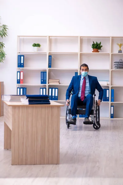 Junge Behinderte während Pandemie am Arbeitsplatz — Stockfoto