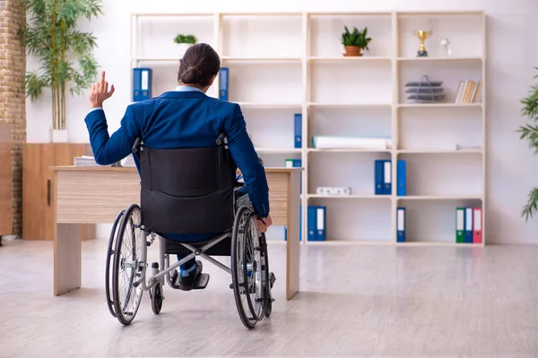 Giovane dipendente disabile che lavora in ufficio — Foto Stock