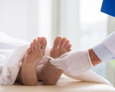 Polis morgdaki cesedi inceliyor.