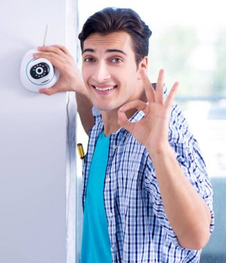 Adam eve güvenlik kameraları yerleştiriyor.