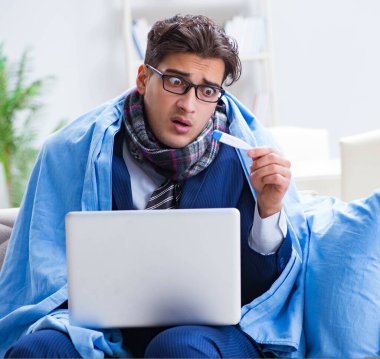 Hasta işadamı grip nedeniyle evden çalışıyor.