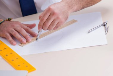 Stüdyosunda çalışan mimar yeni bir proje üzerinde çalışıyor.