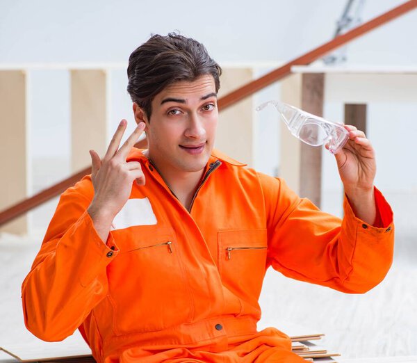 Рабочий в защитных очках на стройке