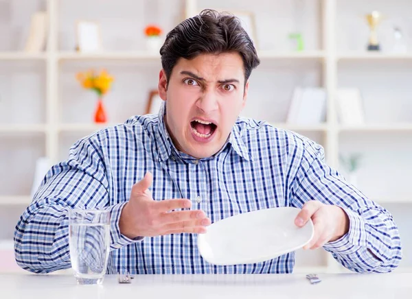 Uomo a dieta in attesa di cibo nel ristorante — Foto Stock