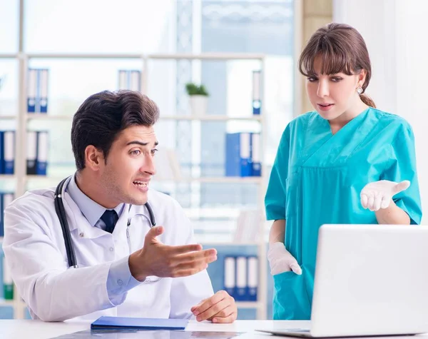 Doktorn arg på sin assistent på grund av medicinska fel — Stockfoto