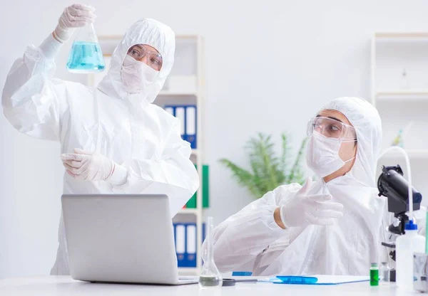 Dos científicos trabajando en el laboratorio químico —  Fotos de Stock