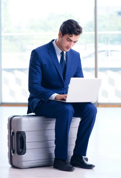 Geschäftsmann wartet am Flughafen auf seinen Flug — Stockfoto