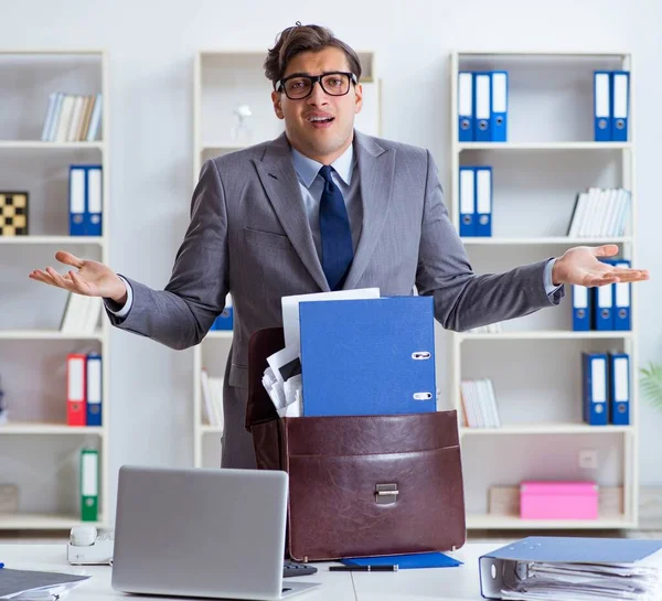 Werknemer met te veel werk neemt het mee naar huis — Stockfoto