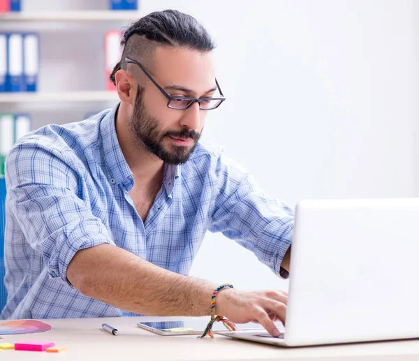 Jovem designer trabalhando em seu estúdio em um novo projeto — Fotografia de Stock