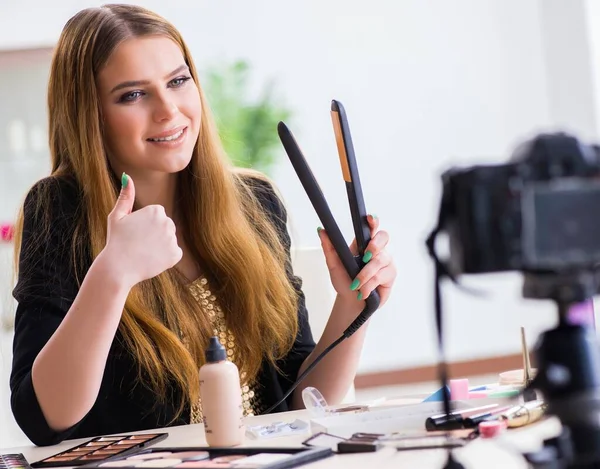 Beauty blogger filing video for her blog or vlog — Stock Photo, Image