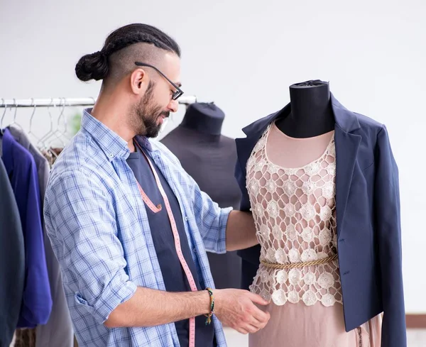 Tailleur masculin travaillant dans l'atelier sur les nouveaux modèles — Photo