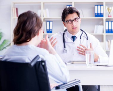 Doktorun hastaya laboratuvar sonuçlarını anlatması cesaret kırıcı.