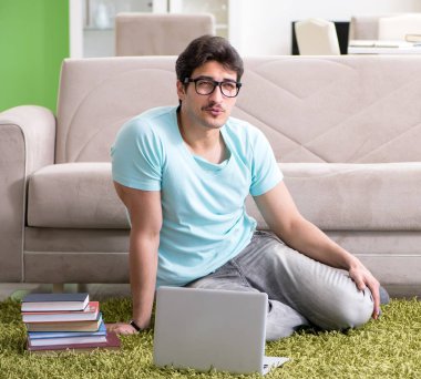 Evde üniversite sınavlarına hazırlanan öğrenci