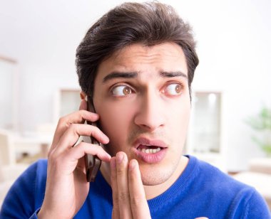 Adam derisindeki sivilceler yüzünden panikliyor.