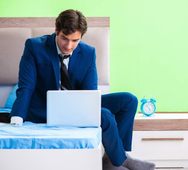 Otel odasında çalışan bir iş adamı.