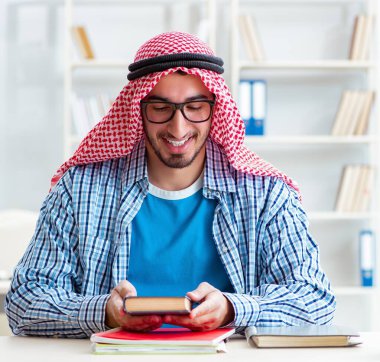 Üniversite sınavlarına hazırlanan Arap öğrenci