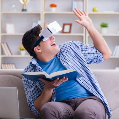 Evde sanal gerçeklik gözlükleriyle serbest çalışan bir öğrenci.