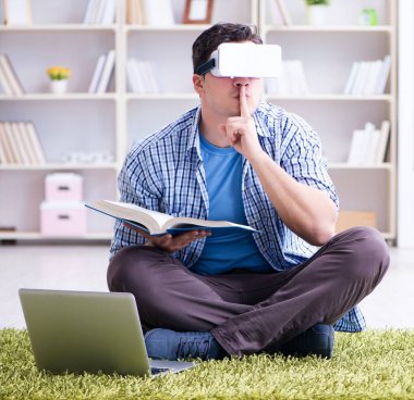 Evde sanal gerçeklik gözlükleriyle serbest çalışan bir öğrenci.