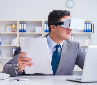 Modern teknolojide sanal gerçeklik gözlüklü bir iş adamı.