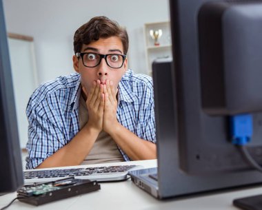 Genç tüccar ekranlarda piyasaları izliyor