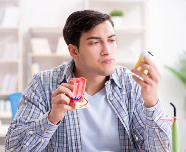 Tıp öğrencileri sınıfta diş hekimliği öğreniyor.