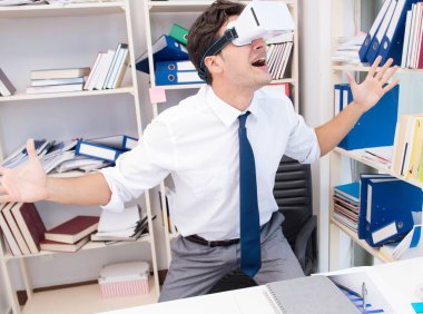 Çalışan sanal gerçeklik gözlükleriyle film izliyor.