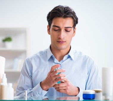 Adam banyoda çalışmak için giyiniyor.