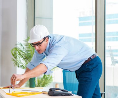 İnşaat mühendisi yeni proje üzerinde çalışıyor