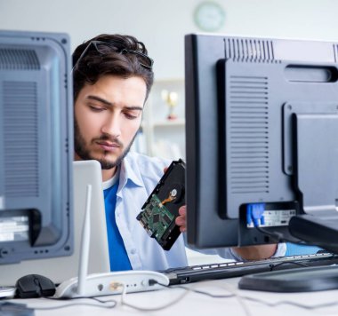 IT teknisyeni bilişim ekipmanlarına bakıyor.