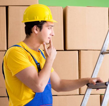 Kutu teslimatında çalışan bir adam.