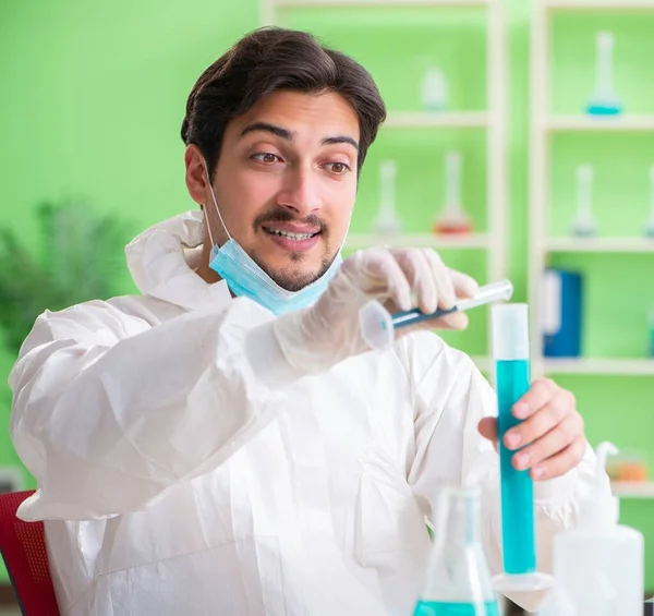 Chemicus werkt in het lab aan nieuw experiment — Stockfoto