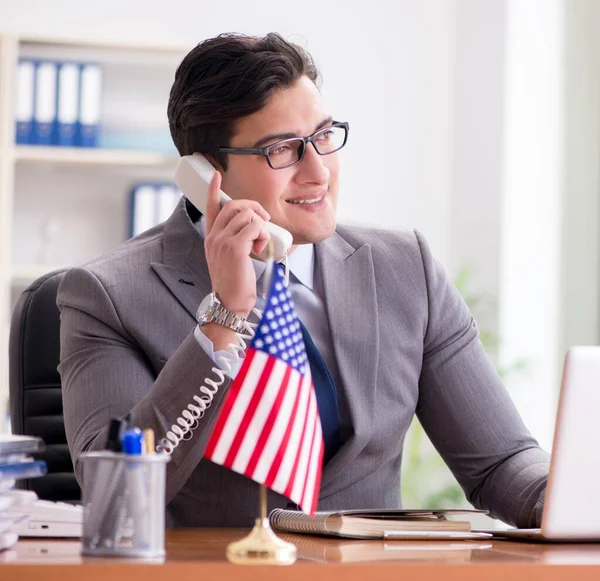 Homme d'affaires avec drapeau américain au bureau — Photo