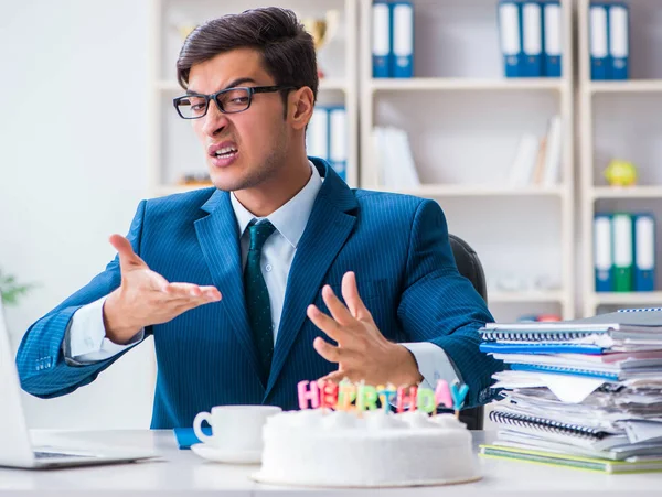 Joven hombre de negocios celebrando cumpleaños solo en la oficina — Foto de Stock