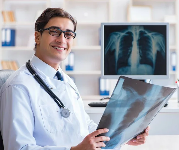 Radiologista médico olhando para imagens de raios-x — Fotografia de Stock