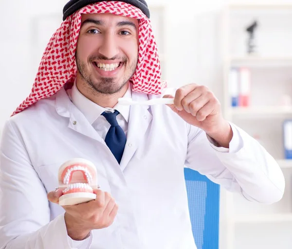 Dokter gigi Arab bekerja pada implan gigi baru — Stok Foto