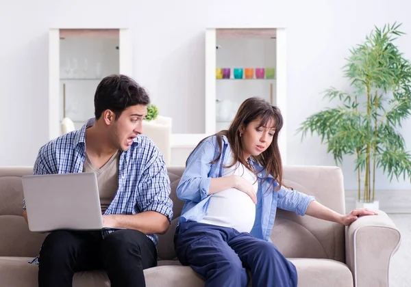 Donna incinta con marito a casa — Foto Stock