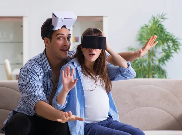 Młoda para próbuje okularów wirtualnej rzeczywistości — Zdjęcie stockowe